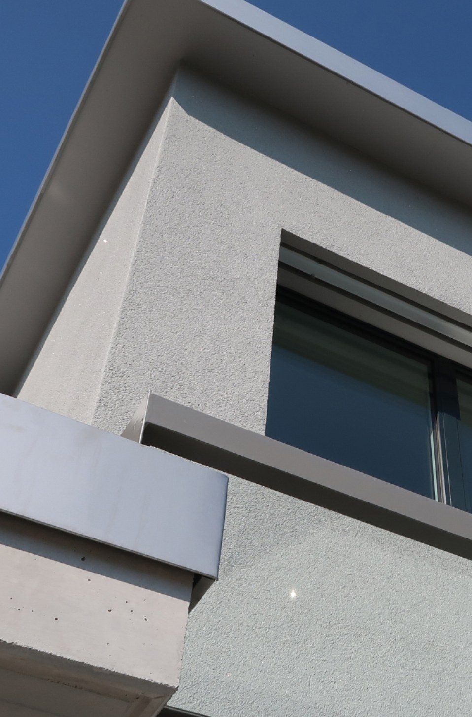 Gebäudeecke mit blauem Himmel — Bhend Architektur